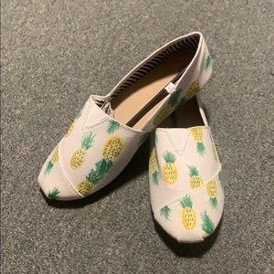 Pineapple design slip on shoes.